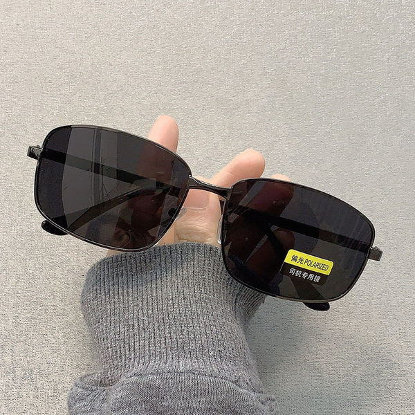 Μοντέρνα ανδρικά γυαλιά με μεταλλικό λεπτό σκελετό