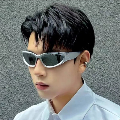 Moodsad värviliste klaasidega meeste prillid