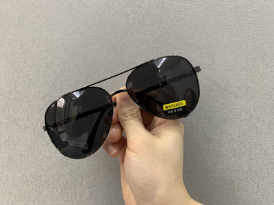 Ochelari de soare pentru bărbați - cu formă ovală și rame metalice