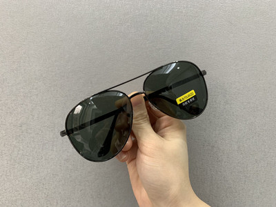 Ochelari de soare pentru bărbați - cu formă ovală și rame metalice