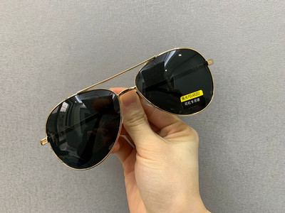 Ochelari de soare pentru bărbați - cu formă ovală și rame metalice