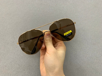 Ochelari de soare pentru bărbați - cu formă ovală și rame metalice