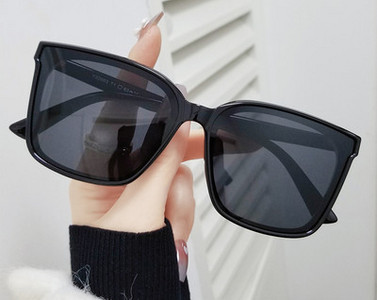 Νέο μοντέλο κομψών ανδρικών γυαλιών