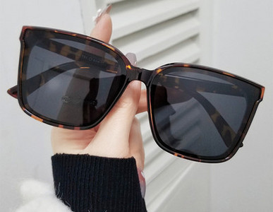 Νέο μοντέλο κομψών ανδρικών γυαλιών