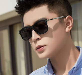 Ανδρικά γυαλιά σε τετράγωνο σχήμα