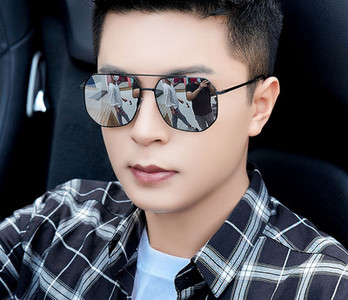 Muške crne sunčane naočale