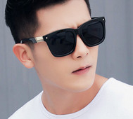 Meeste vabaaja mustad – päikeseprillid