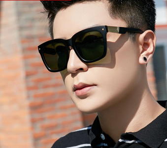 Meeste vabaaja mustad – päikeseprillid