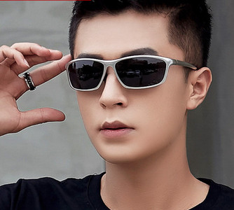 Muške crne sunčane naočale