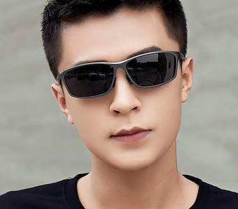 Muške crne sunčane naočale