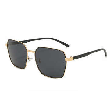 Ochelari negri la modă pentru bărbați