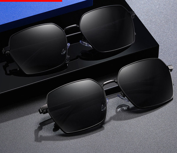 Ochelari negri la modă pentru bărbați