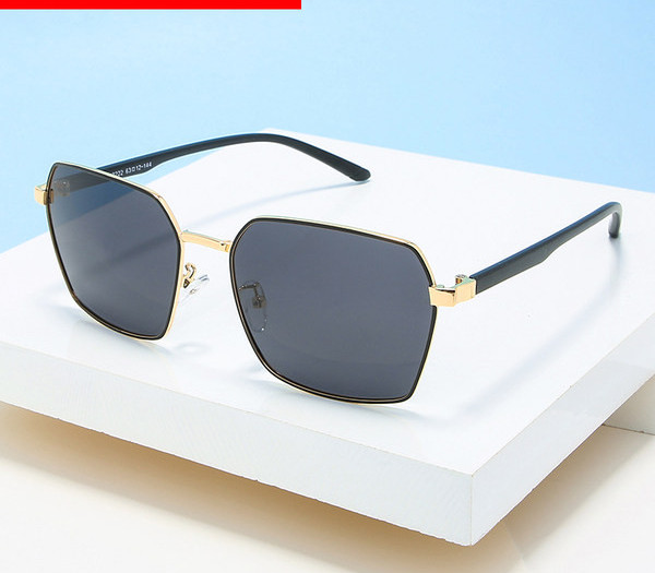 Ochelari negri la modă pentru bărbați