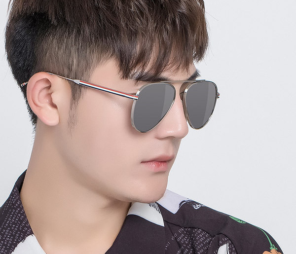 Μοντέρνα ανδρικά γυαλιά με στρογγυλό σχήμα