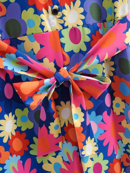 Ženski kombinezon sa cvjetnim motivima i remenom