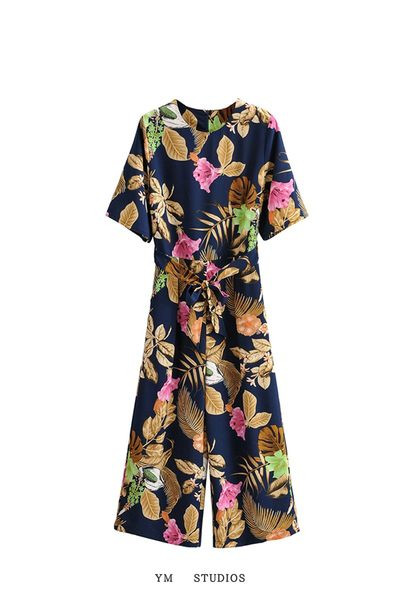 Γυναικεία μοντέρνα φόρμα με φλοράλ μοτίβα