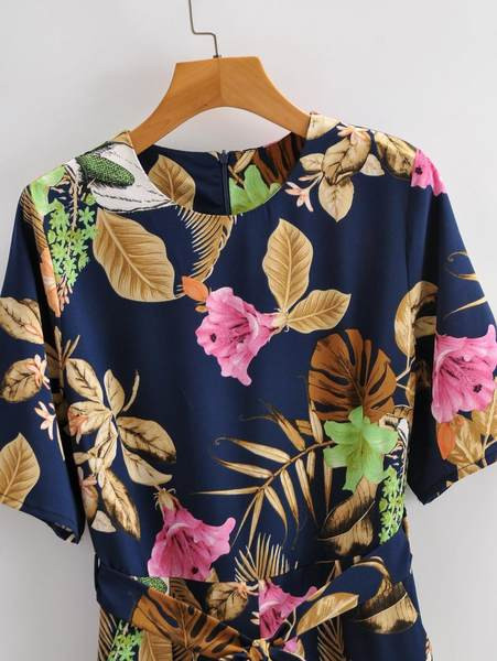 Γυναικεία μοντέρνα φόρμα με φλοράλ μοτίβα