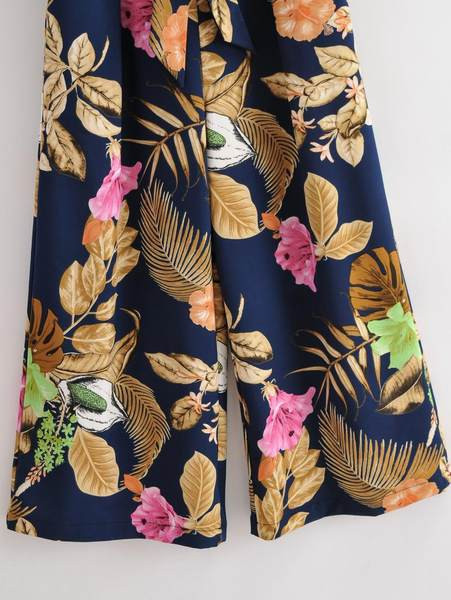 Γυναικεία μοντέρνα φόρμα με φλοράλ μοτίβα