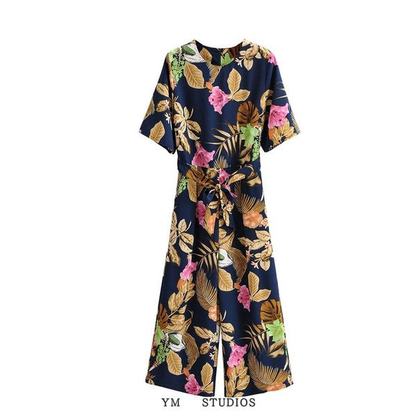 Γυναικεία μοντέρνα φόρμα με φλοράλ μοτίβα