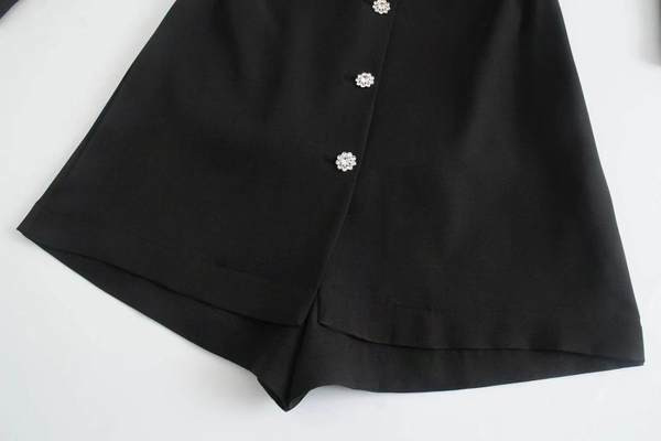 Salopetă de damă model nou cu decolteu în V și închidere cu nasturi