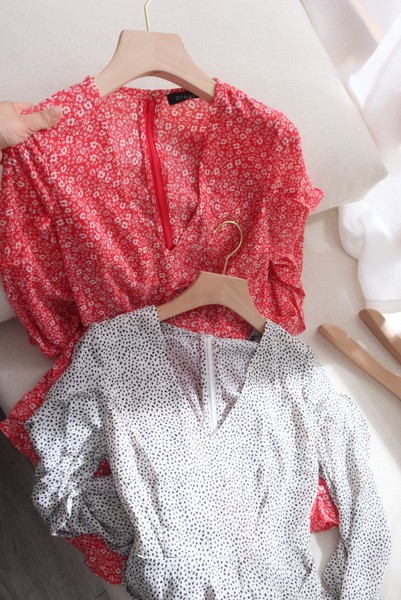 Μοντέρνα γυναικεία ολόσωμη φόρμα με μυτερή λαιμόκοψη