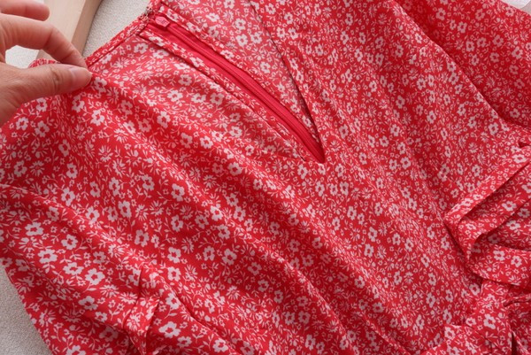 Μοντέρνα γυναικεία ολόσωμη φόρμα με μυτερή λαιμόκοψη