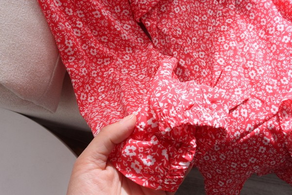 Μοντέρνα γυναικεία ολόσωμη φόρμα με μυτερή λαιμόκοψη