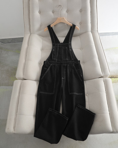 Casual γυναικεία ολόσωμη φόρμα με τιράντες - μαύρο χρώμα