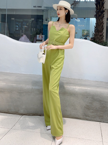 Κομψή γυναικεία φόρμα με λεπτές τιράντες και ζώνη