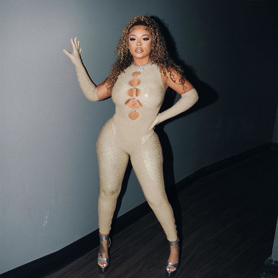 Moodne dekoratiivkivide ja väljalõigetega naiste kombinesoon