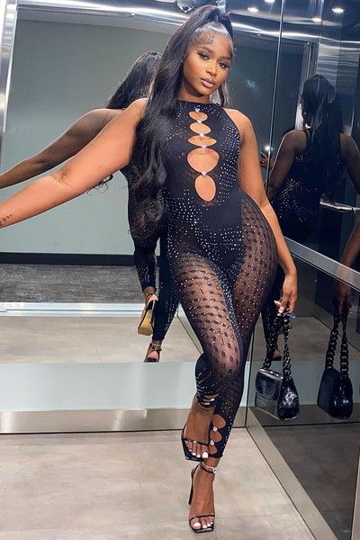 Moodne dekoratiivkivide ja väljalõigetega naiste kombinesoon