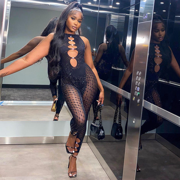 Moodne dekoratiivkivide ja väljalõigetega naiste kombinesoon