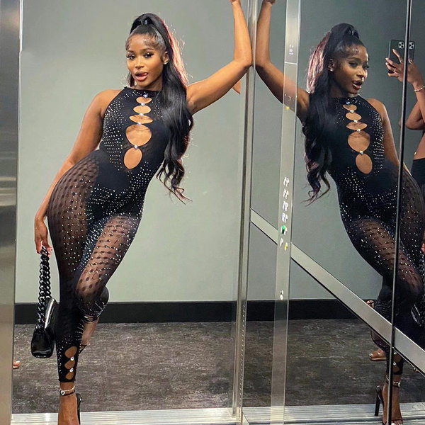 Moodne dekoratiivkivide ja väljalõigetega naiste kombinesoon