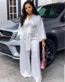 Moodne terava kaelusega naiste kombinesoon – valget värvi