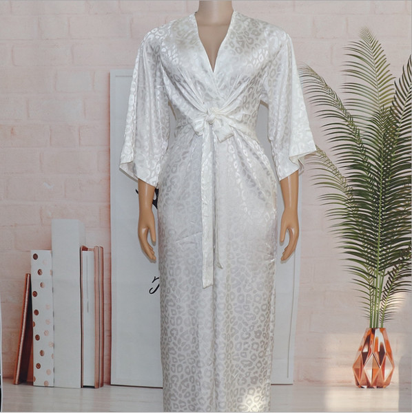 Moodne terava kaelusega naiste kombinesoon – valget värvi