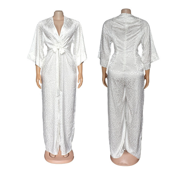 Moodne terava kaelusega naiste kombinesoon – valget värvi