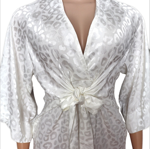 Moodne terava kaelusega naiste kombinesoon – valget värvi