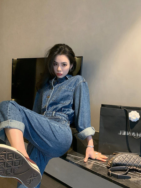 Ležerni ženski traper kombinezon s dugim rukavima i džepom