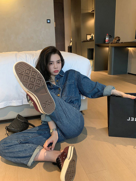 Ležerni ženski traper kombinezon s dugim rukavima i džepom