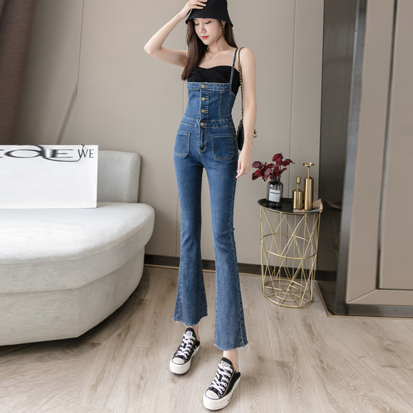 Moteriškas džinsinis kombinezonas – su sagomis