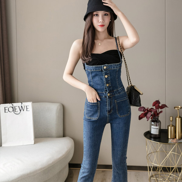 Moteriškas džinsinis kombinezonas – su sagomis