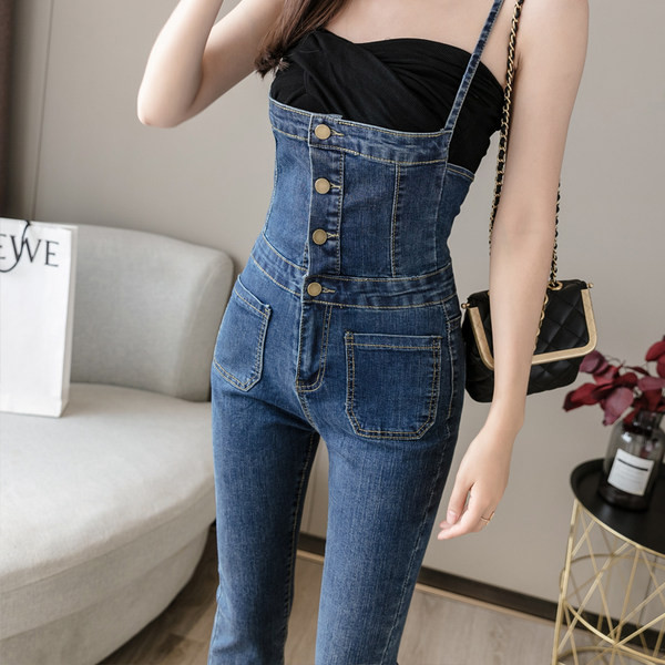 Moteriškas džinsinis kombinezonas – su sagomis