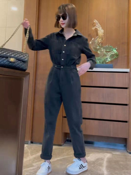 Naiste vabaaja kombinesoon klassikalise krae ja nööpkinnitusega