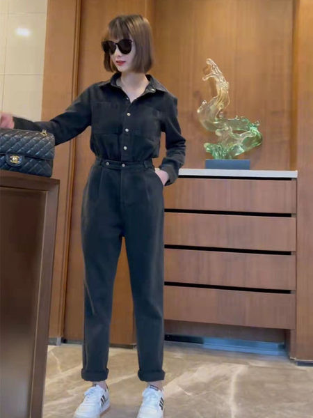 Naiste vabaaja kombinesoon klassikalise krae ja nööpkinnitusega