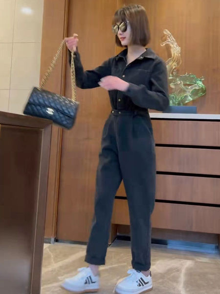 Naiste vabaaja kombinesoon klassikalise krae ja nööpkinnitusega