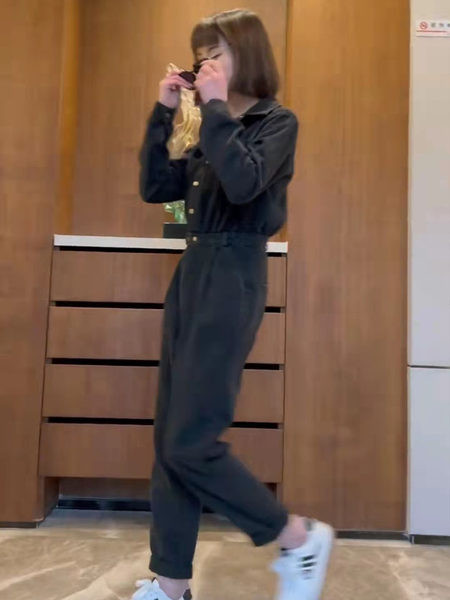 Naiste vabaaja kombinesoon klassikalise krae ja nööpkinnitusega