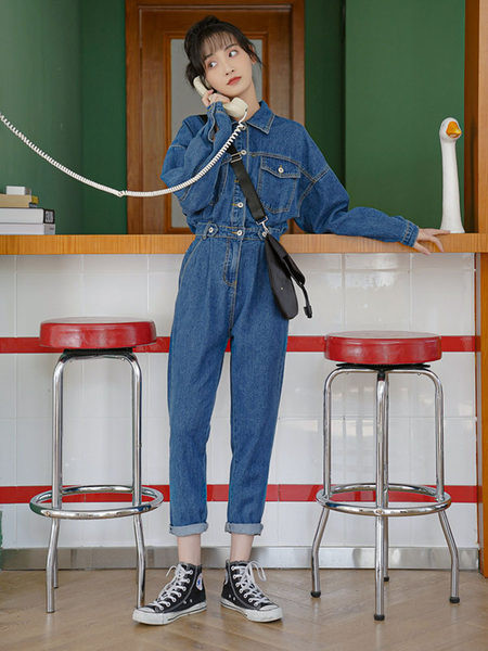 Aktualan ženski kombinezon sa kragnom