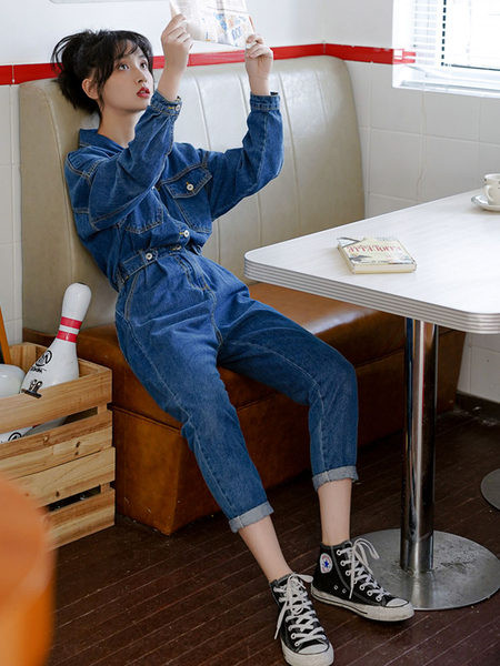 Aktualan ženski kombinezon sa kragnom