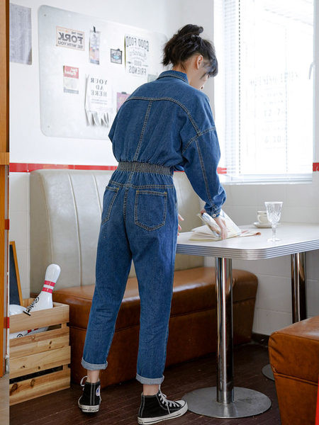 Aktualan ženski kombinezon sa kragnom