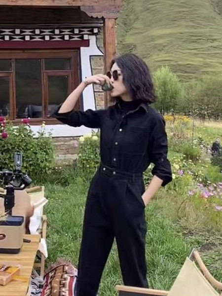 Γυναικεία τζιν ολόσωμη φόρμα με κουμπιά και τσέπη